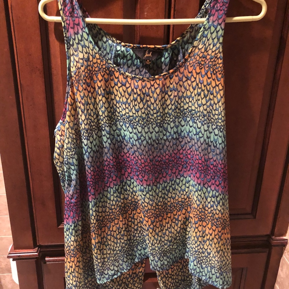 Backless patterned tank